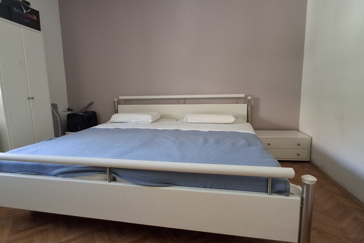 Appartamento con tre camere da letto, garage e posto auto