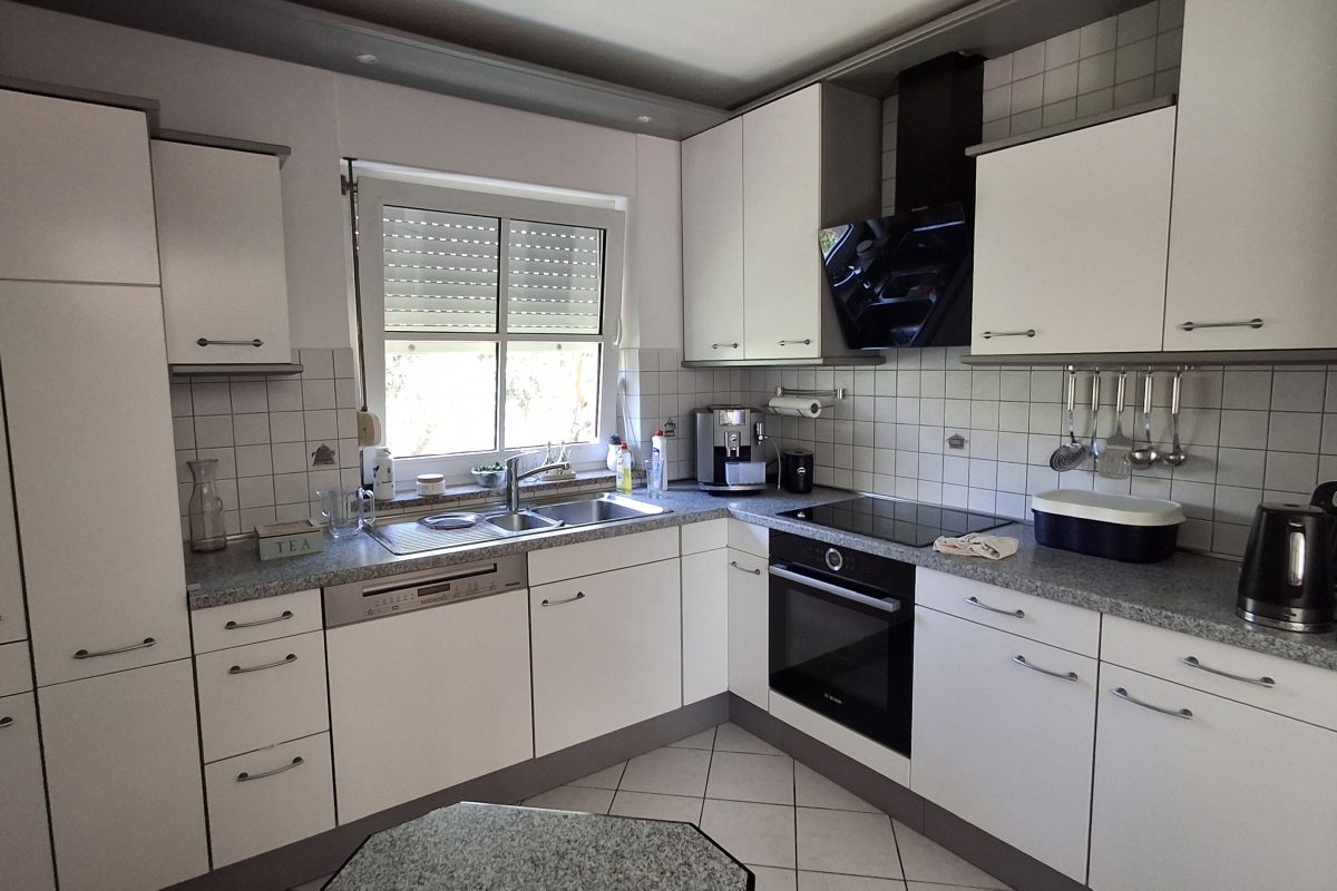 Appartamento con tre camere da letto, garage e posto auto