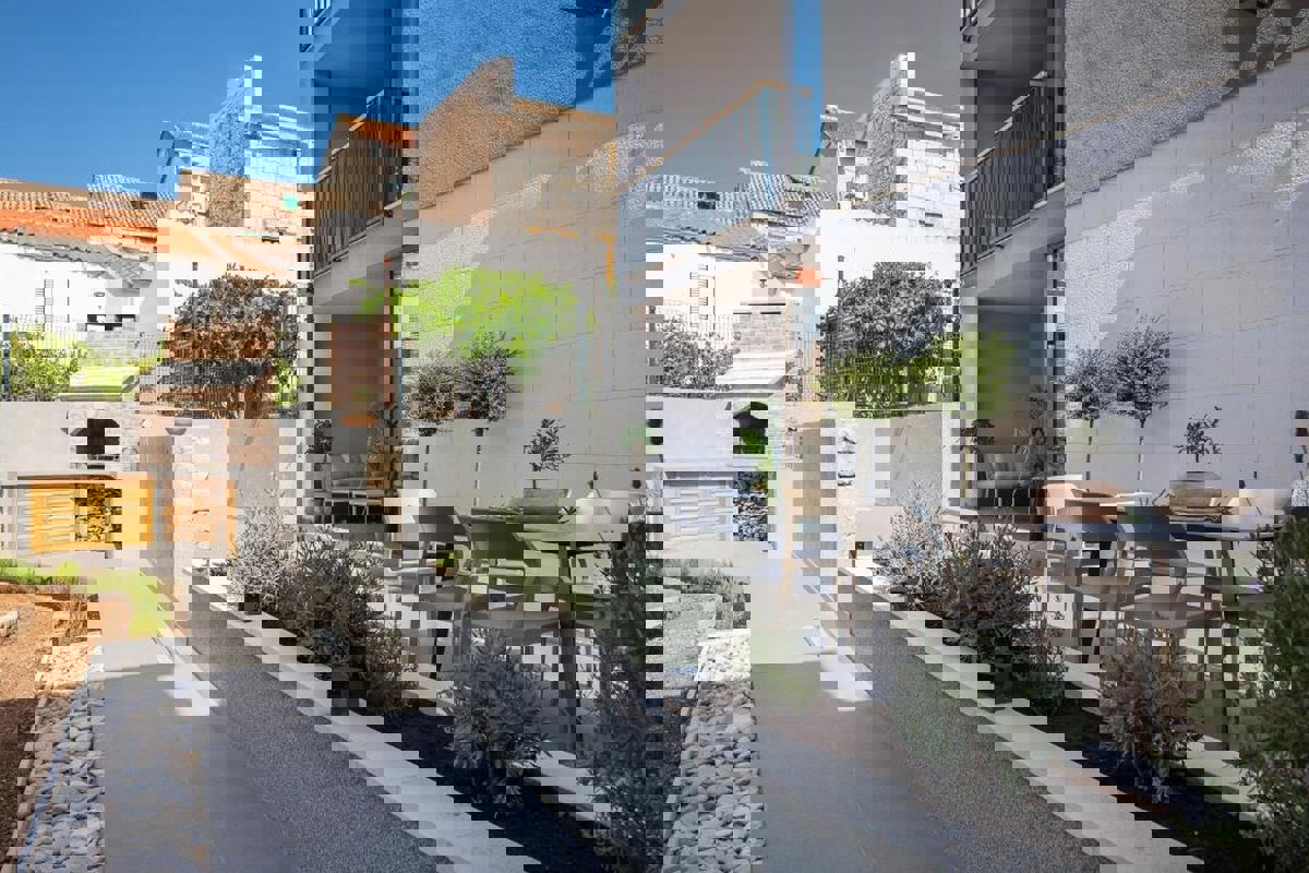 Casa di nuova costruzione nel centro della città - tre appartamenti e un cortile