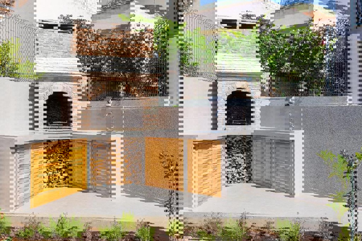 Casa di nuova costruzione nel centro della città - tre appartamenti e un cortile