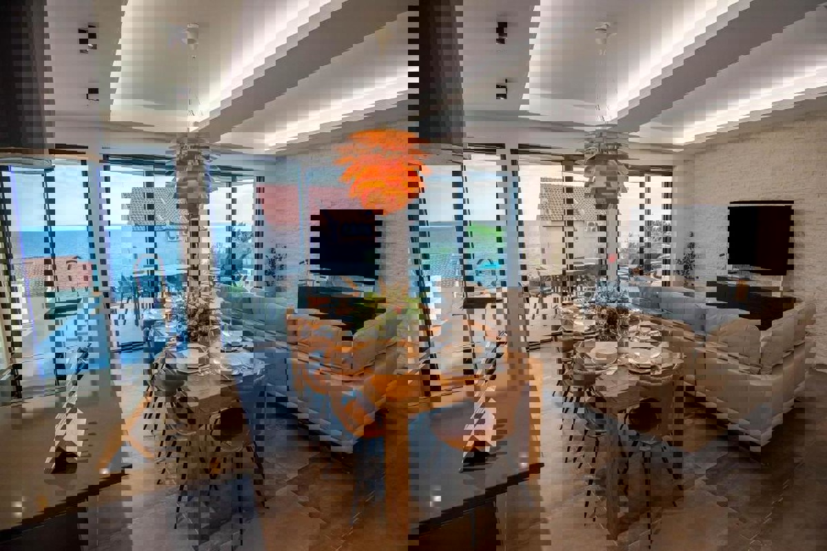 Villa moderna con piscina e vista mare