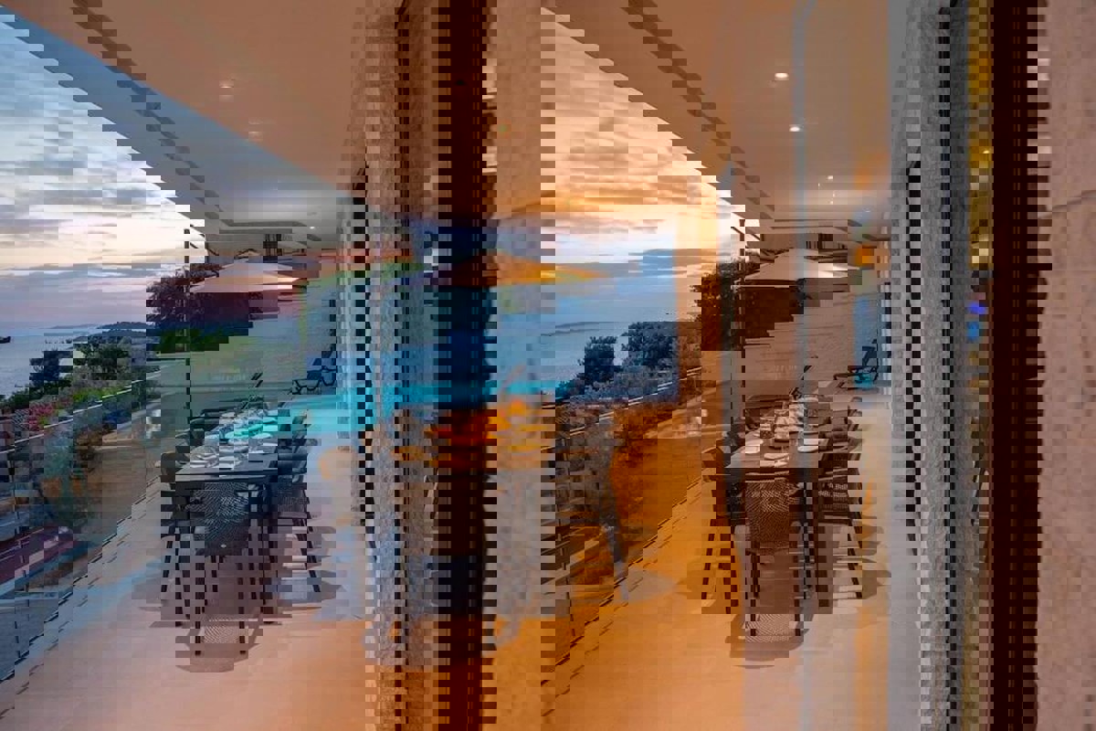 Villa moderna con piscina e vista mare