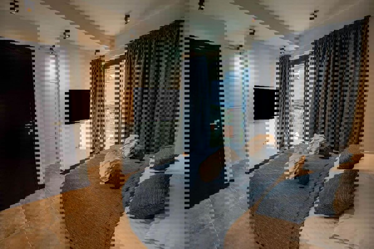 Villa moderna con piscina e vista mare