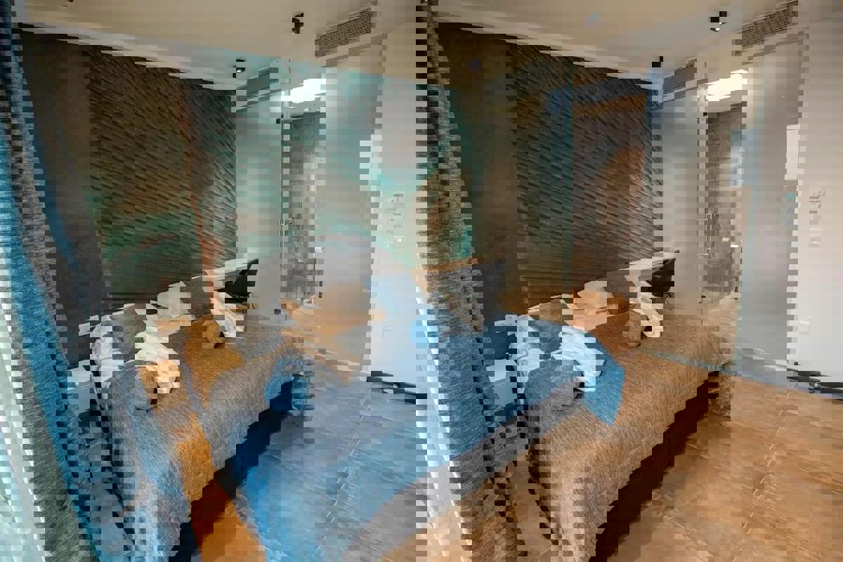 Villa moderna con piscina e vista mare