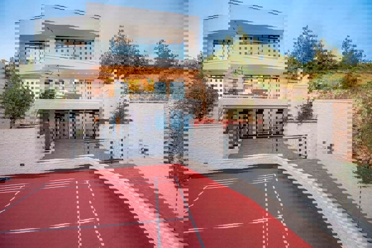 Villa moderna con piscina e vista mare