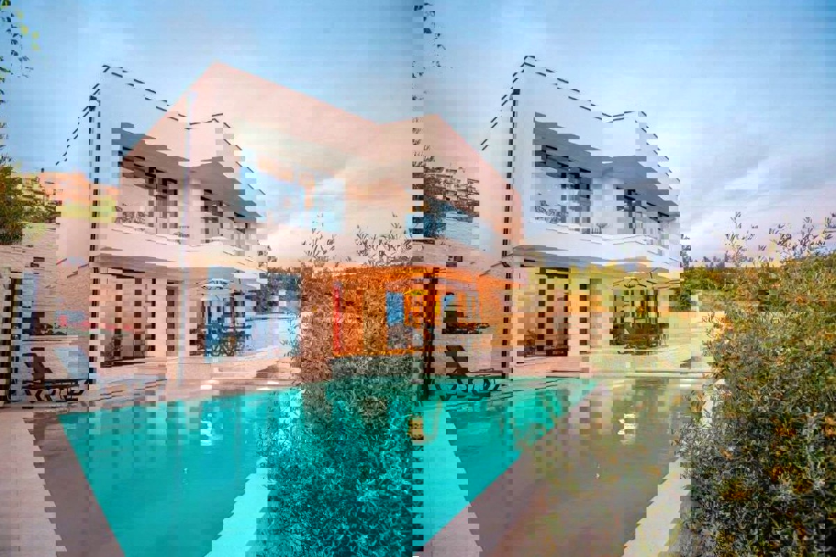 Villa moderna con piscina e vista mare