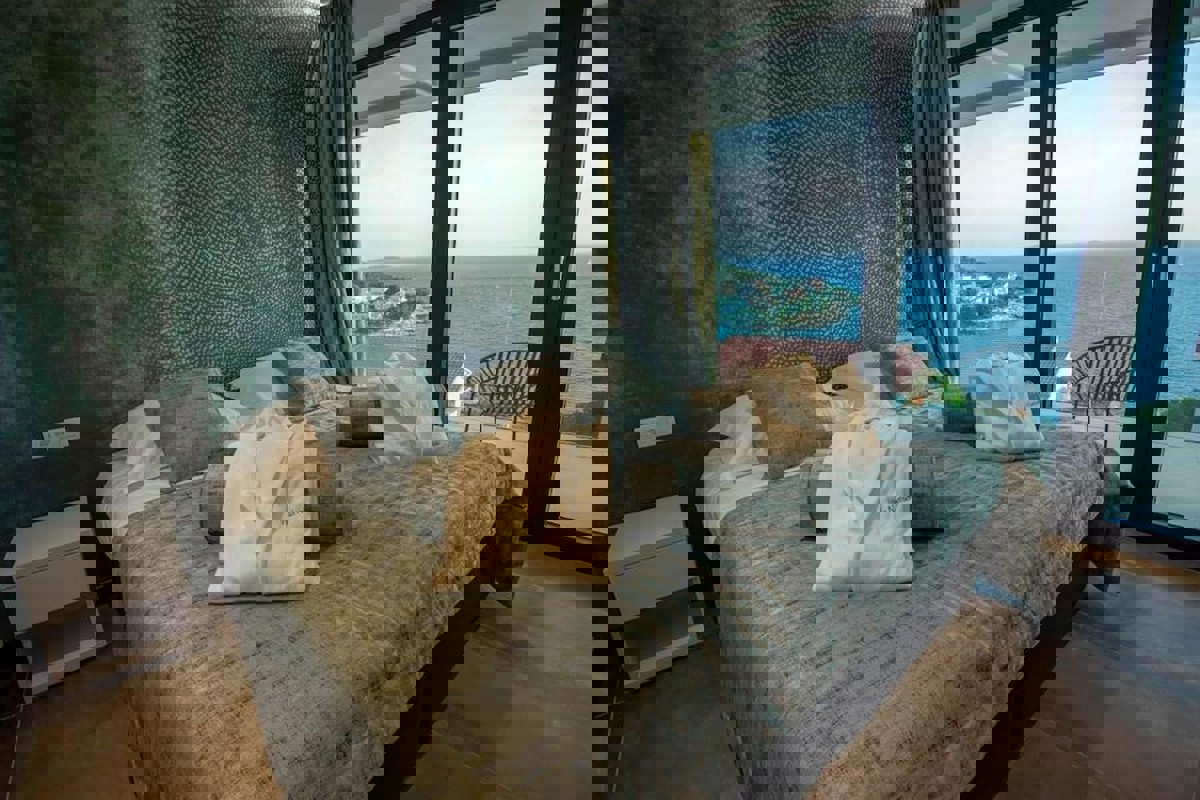 Villa moderna con piscina e vista mare