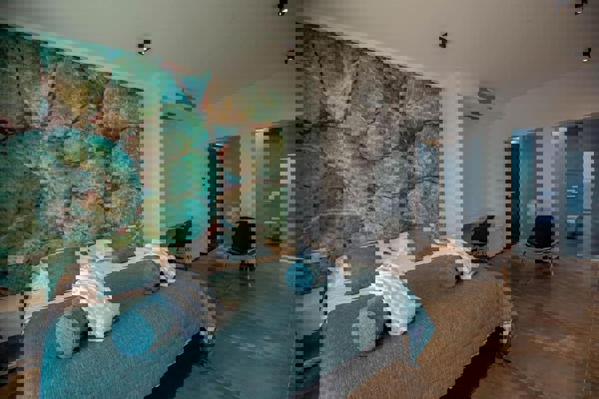 Villa moderna con piscina e vista mare