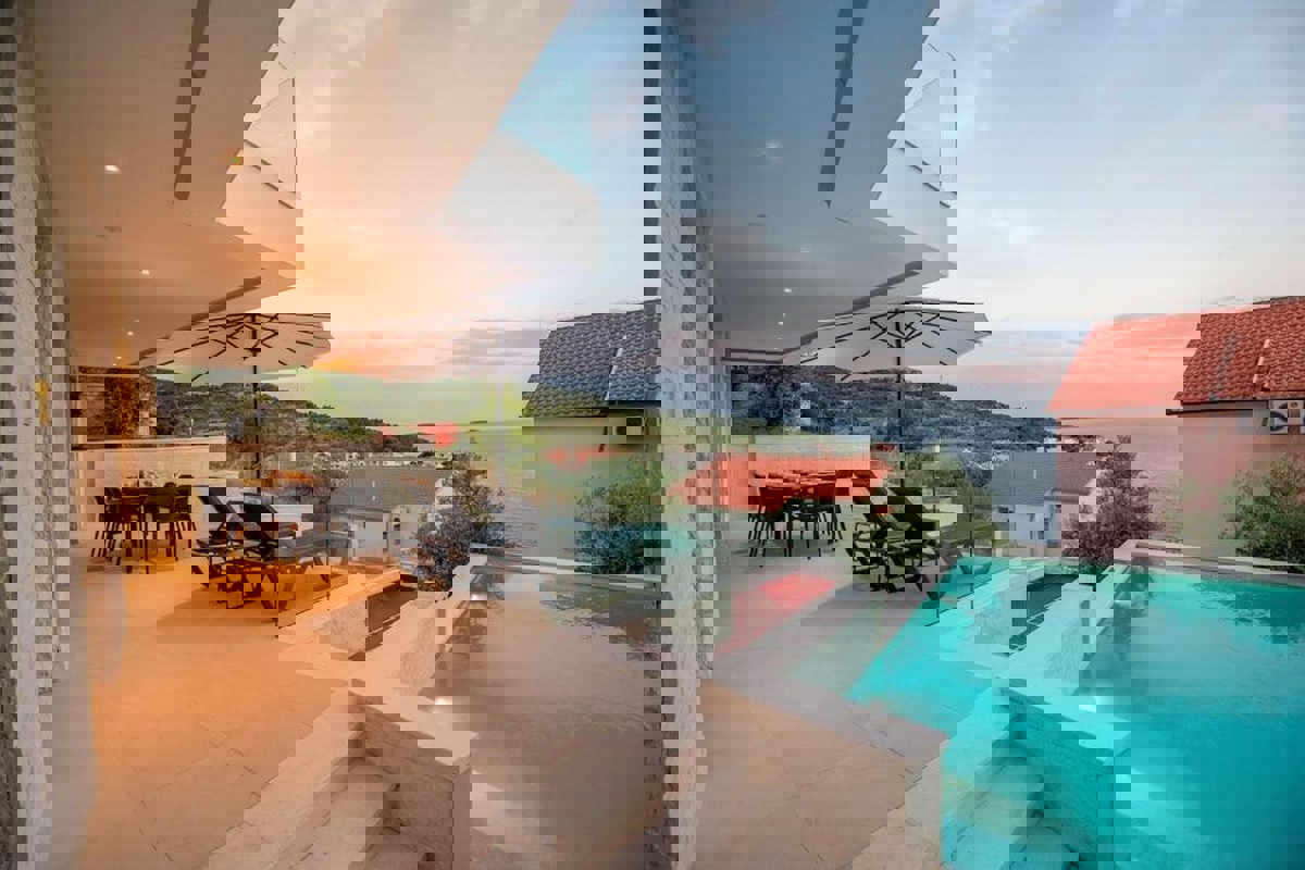 Villa moderna con piscina e vista mare