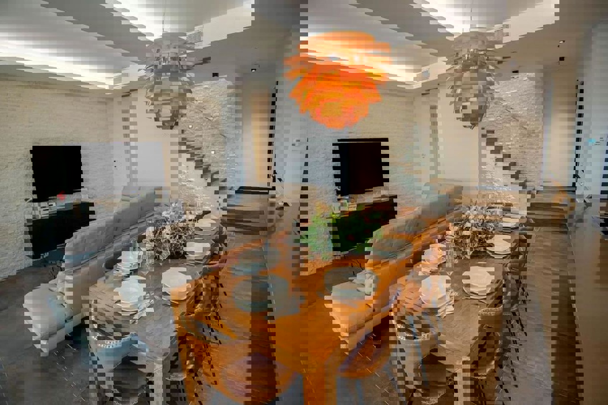 Villa moderna con piscina e vista mare