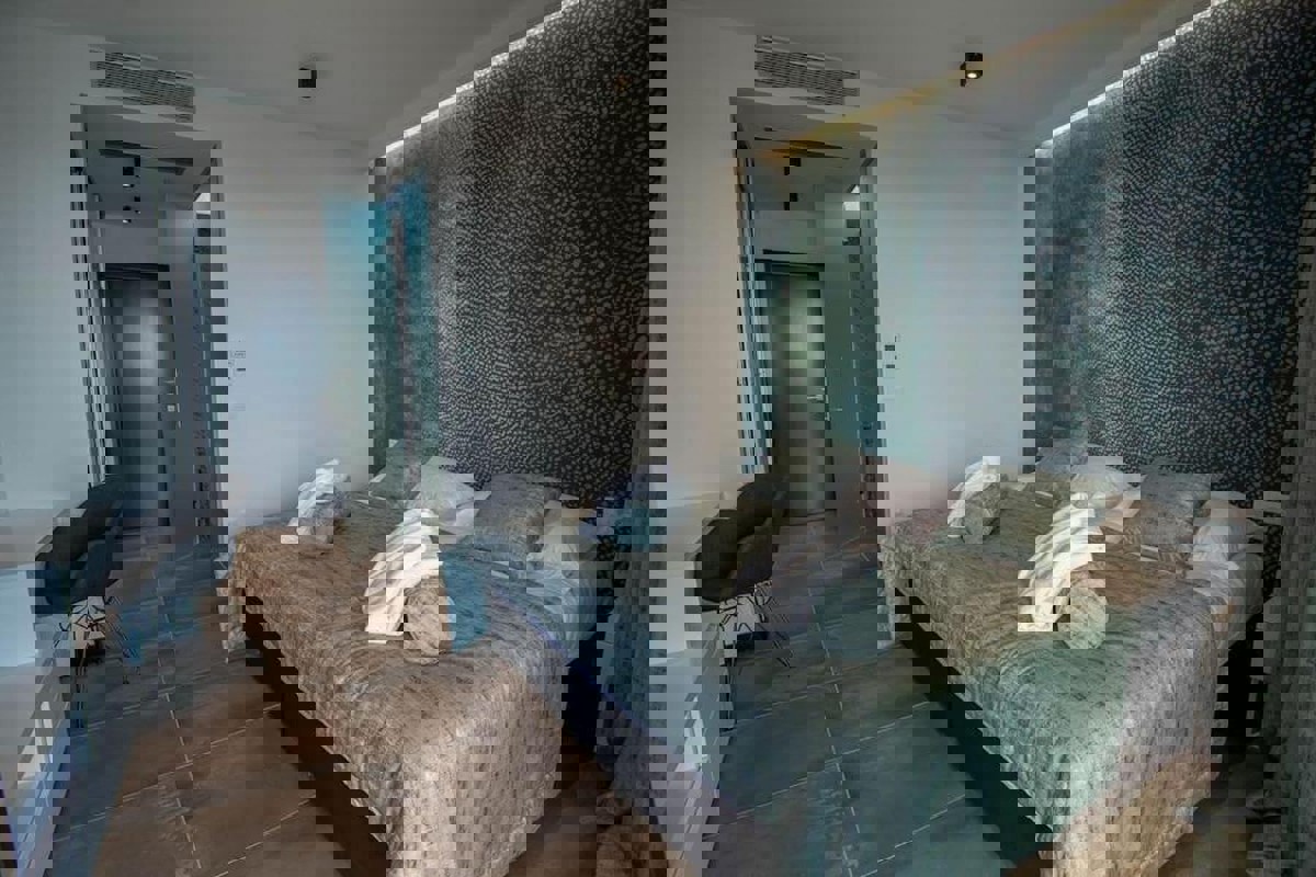 Villa moderna con piscina e vista mare