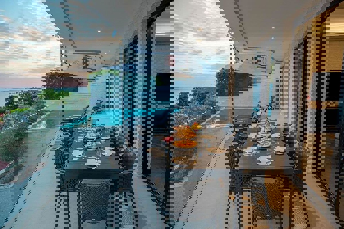 Villa moderna con piscina e vista mare