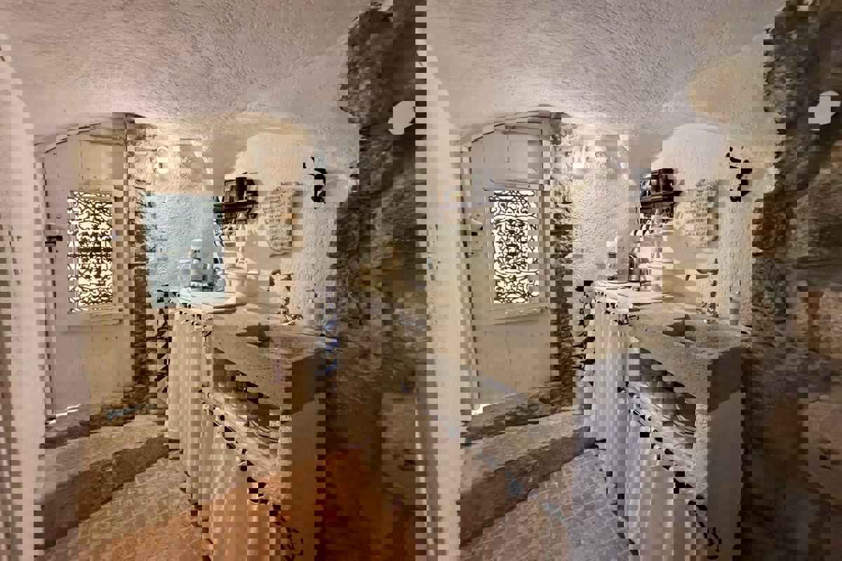 Casa in pietra in centro con vista mare