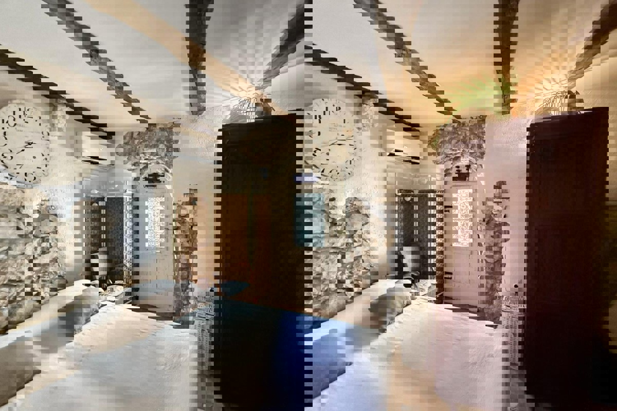 Casa in pietra in centro con vista mare