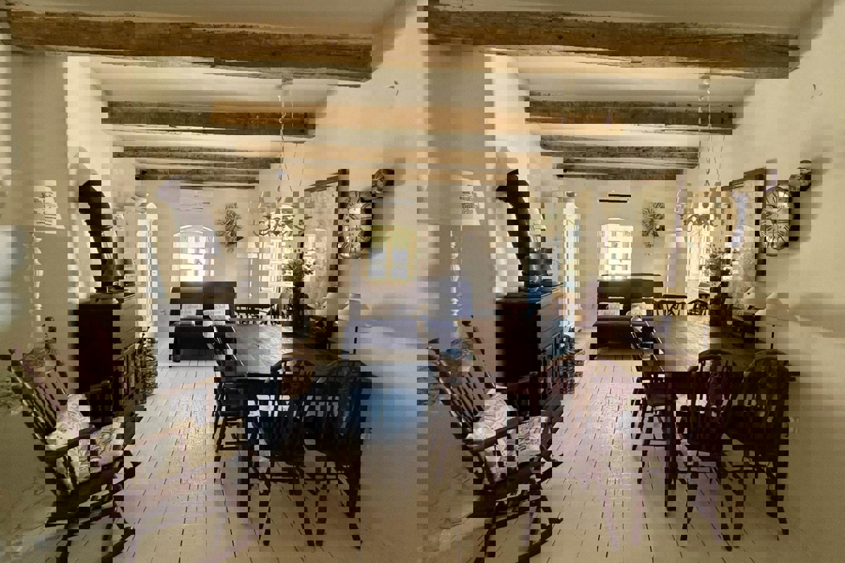 Casa in pietra in centro con vista mare