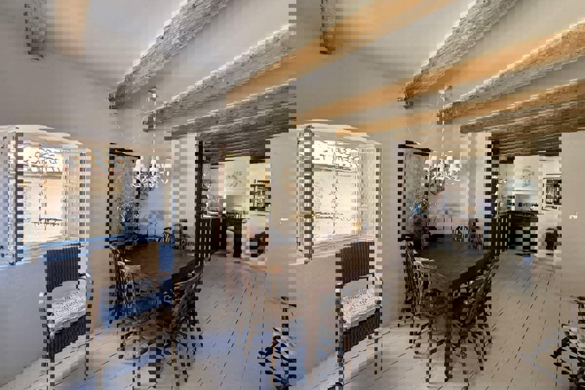 Casa in pietra in centro con vista mare