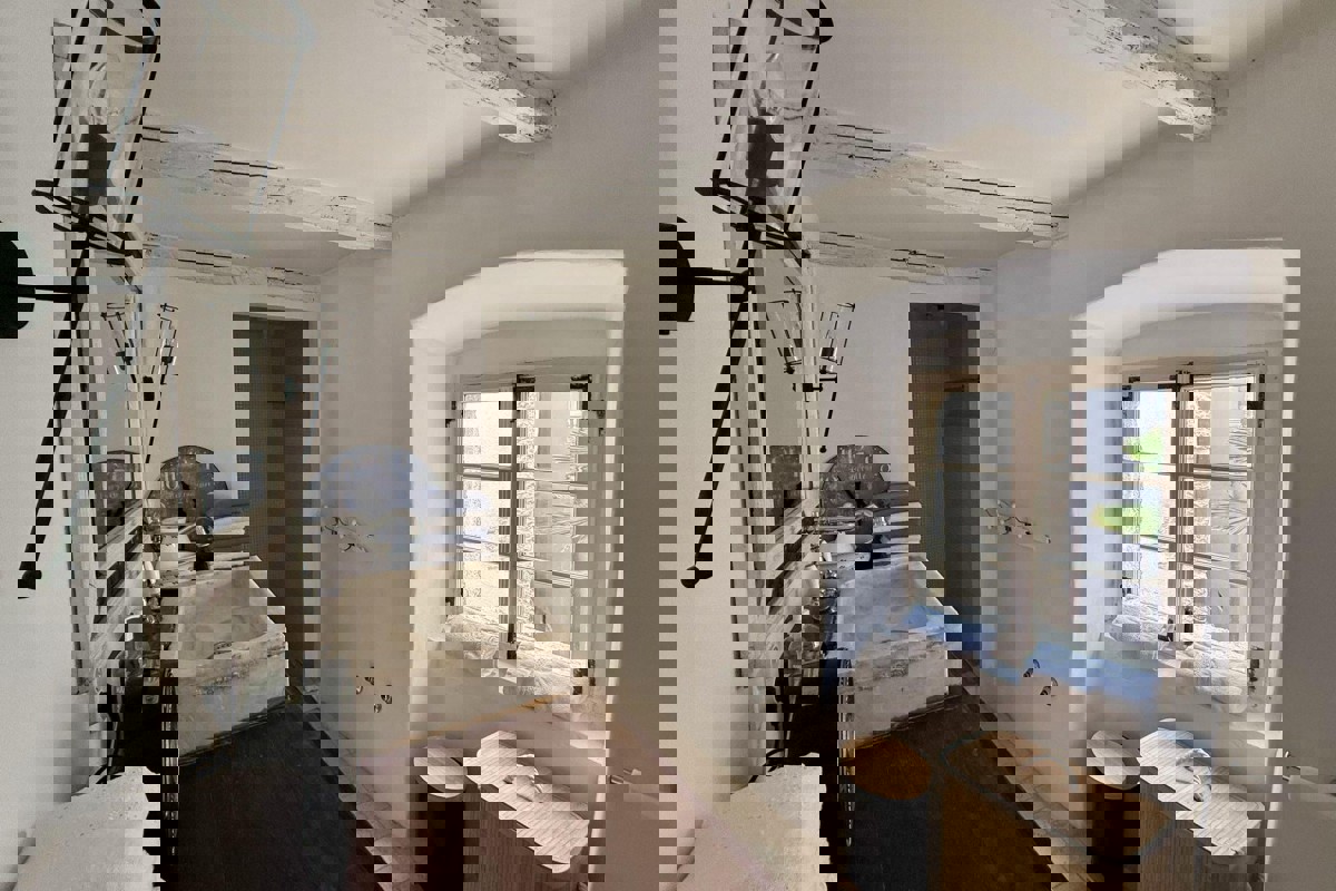 Casa in pietra in centro con vista mare