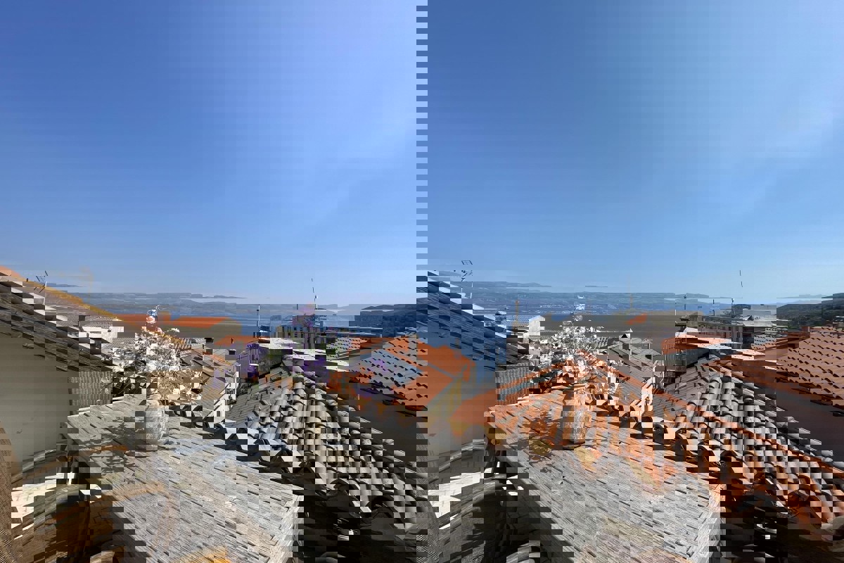 Casa in pietra in centro con vista mare