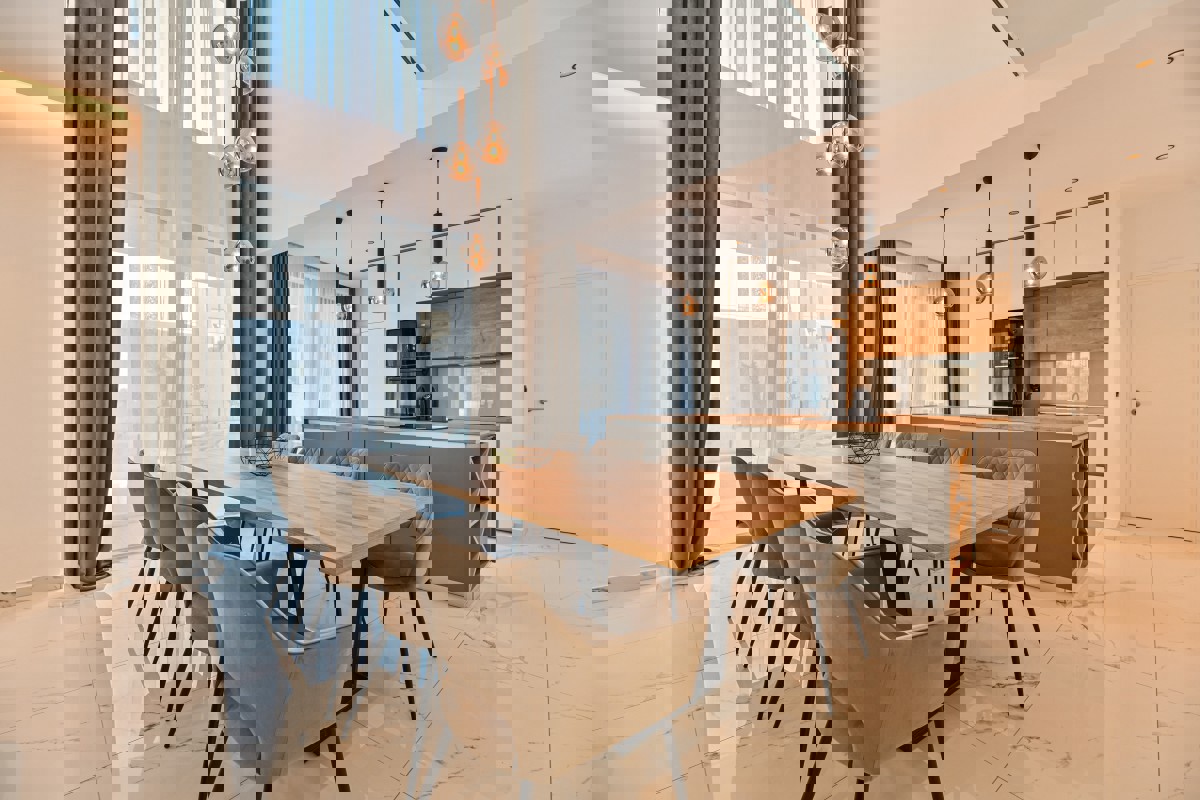 Villa moderna con piscina e vista spettacolare