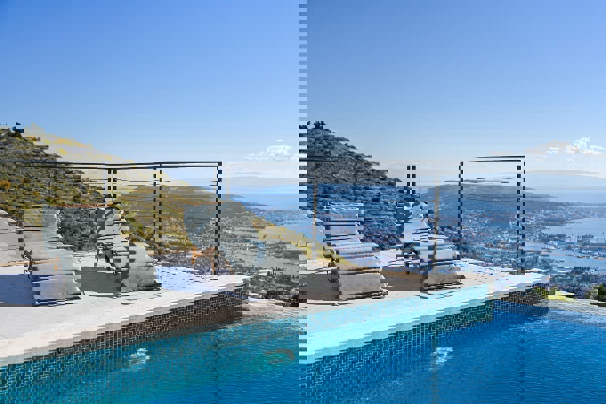 Villa moderna con piscina e vista spettacolare