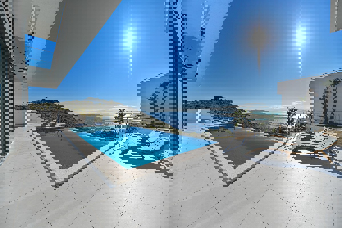 Villa moderna con piscina e vista spettacolare