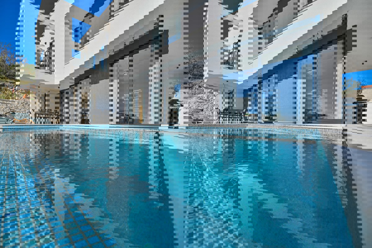 Villa moderna con piscina e vista spettacolare