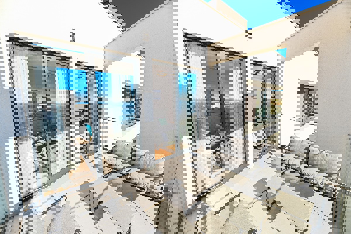 Villa moderna con piscina e vista spettacolare