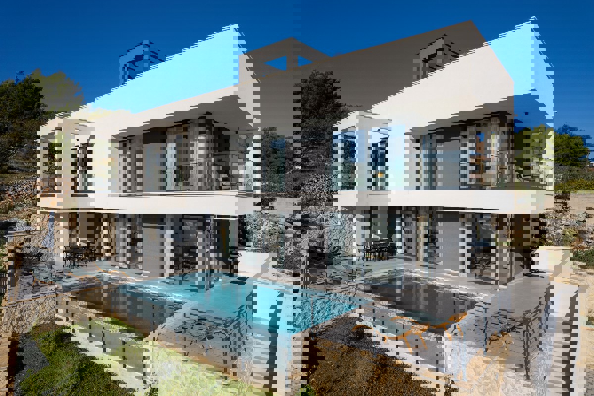 Villa moderna con piscina e vista spettacolare