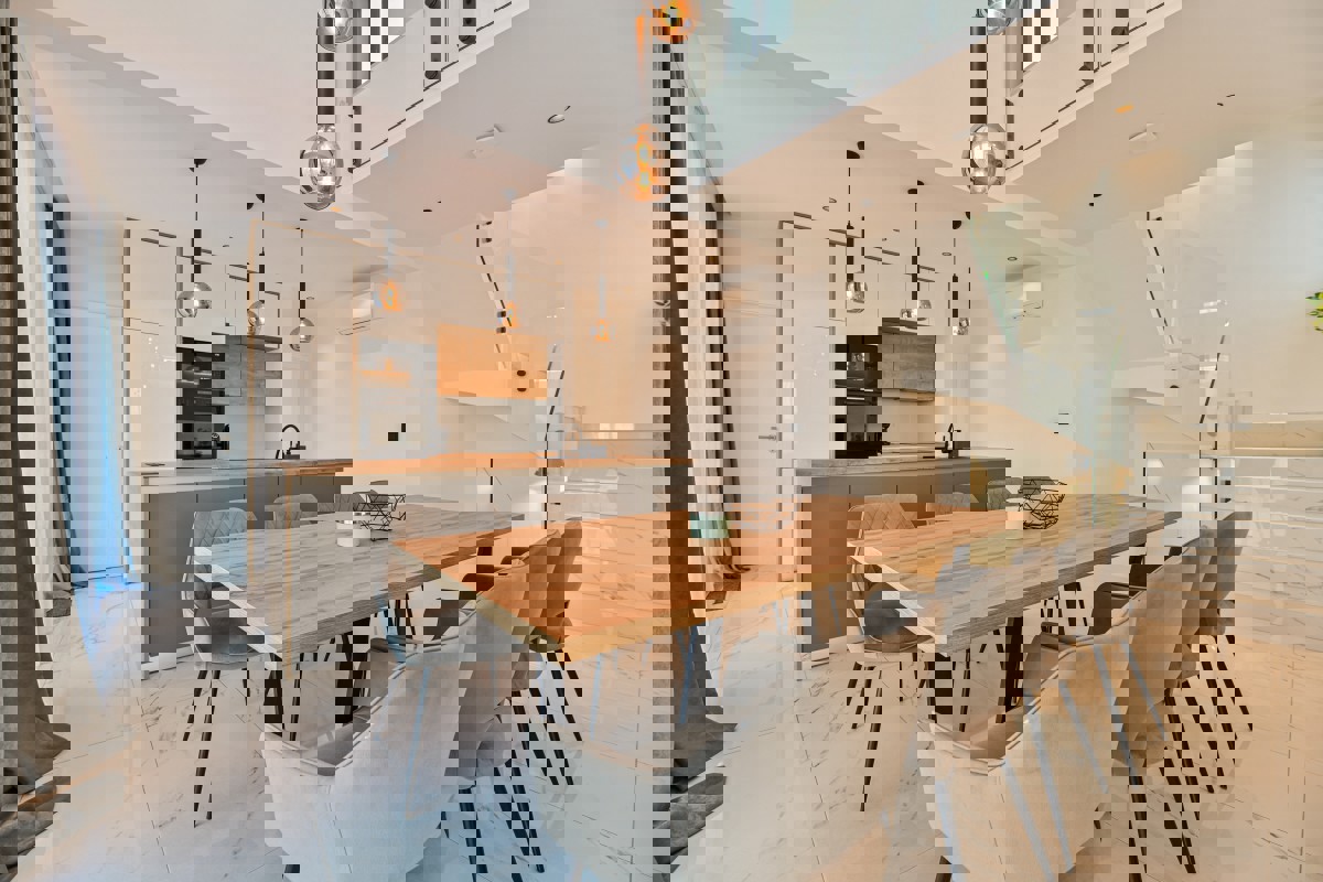 Villa moderna con piscina e vista spettacolare