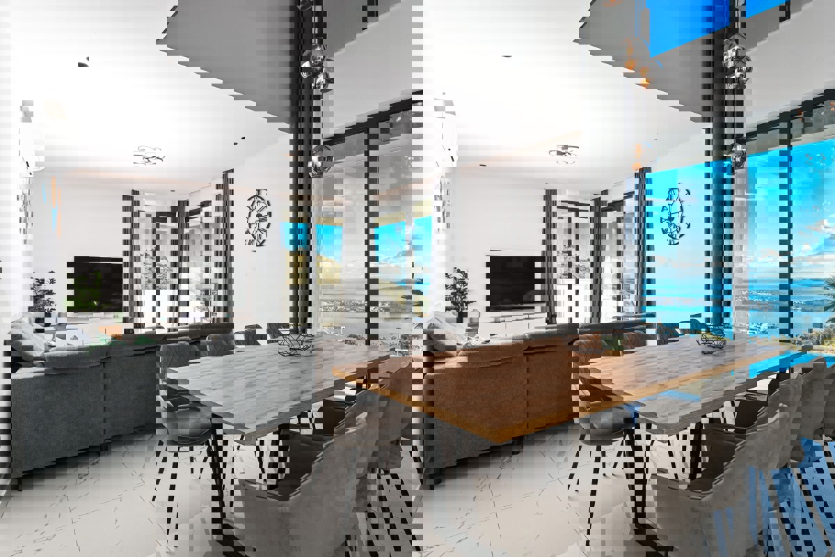 Villa moderna con piscina e vista spettacolare