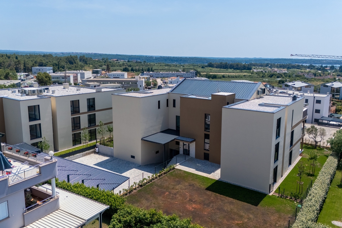 Moderno appartamento con giardino e vista mare