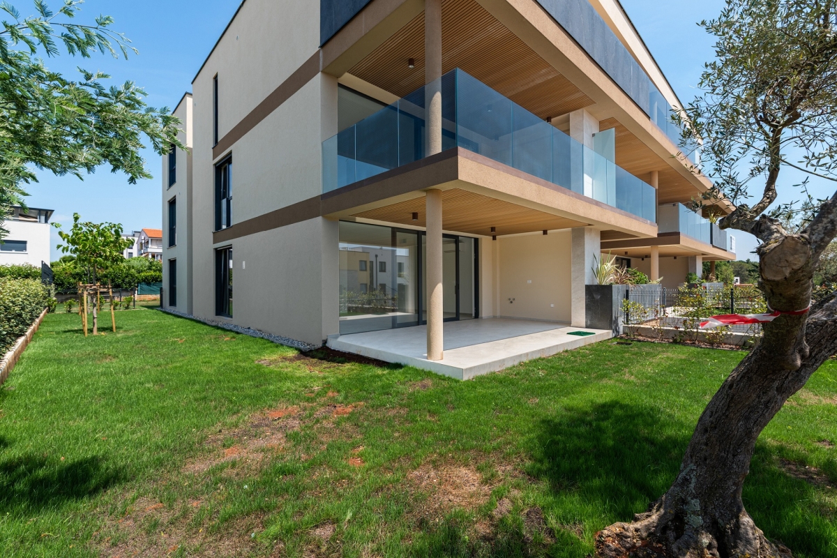 Moderno appartamento con giardino e vista mare