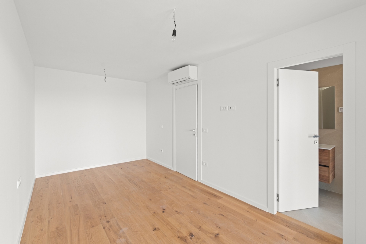 Moderno appartamento con giardino e vista mare