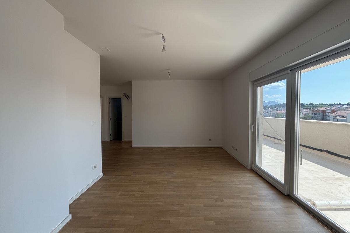 Attico in un nuovo edificio con ampia terrazza