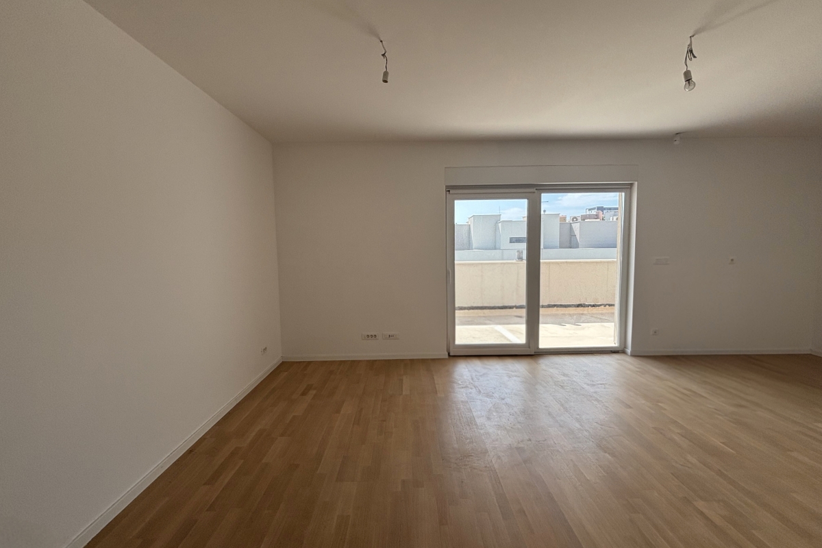 Attico in un nuovo edificio con ampia terrazza