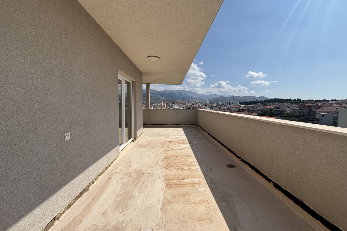 Attico in un nuovo edificio con ampia terrazza