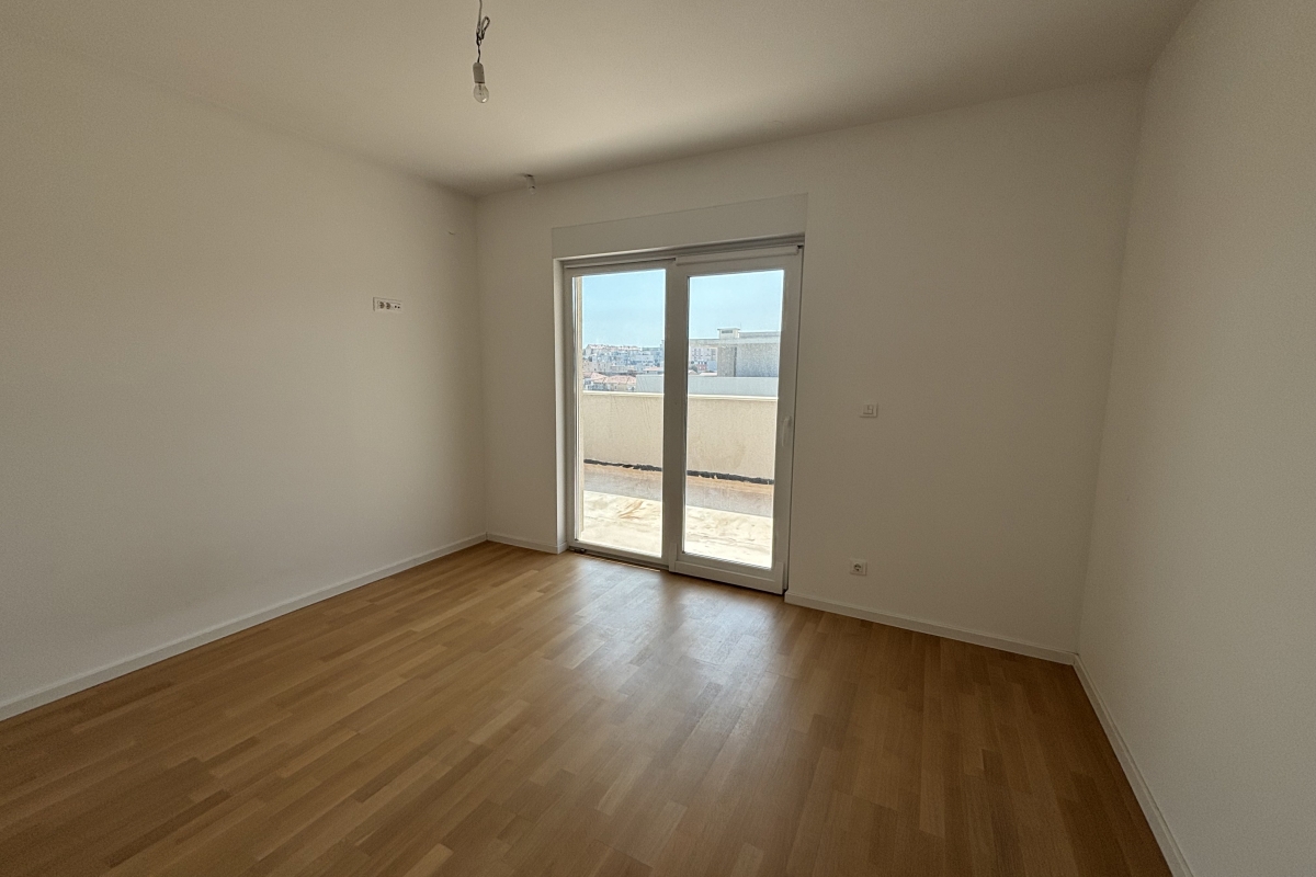 Attico in un nuovo edificio con ampia terrazza