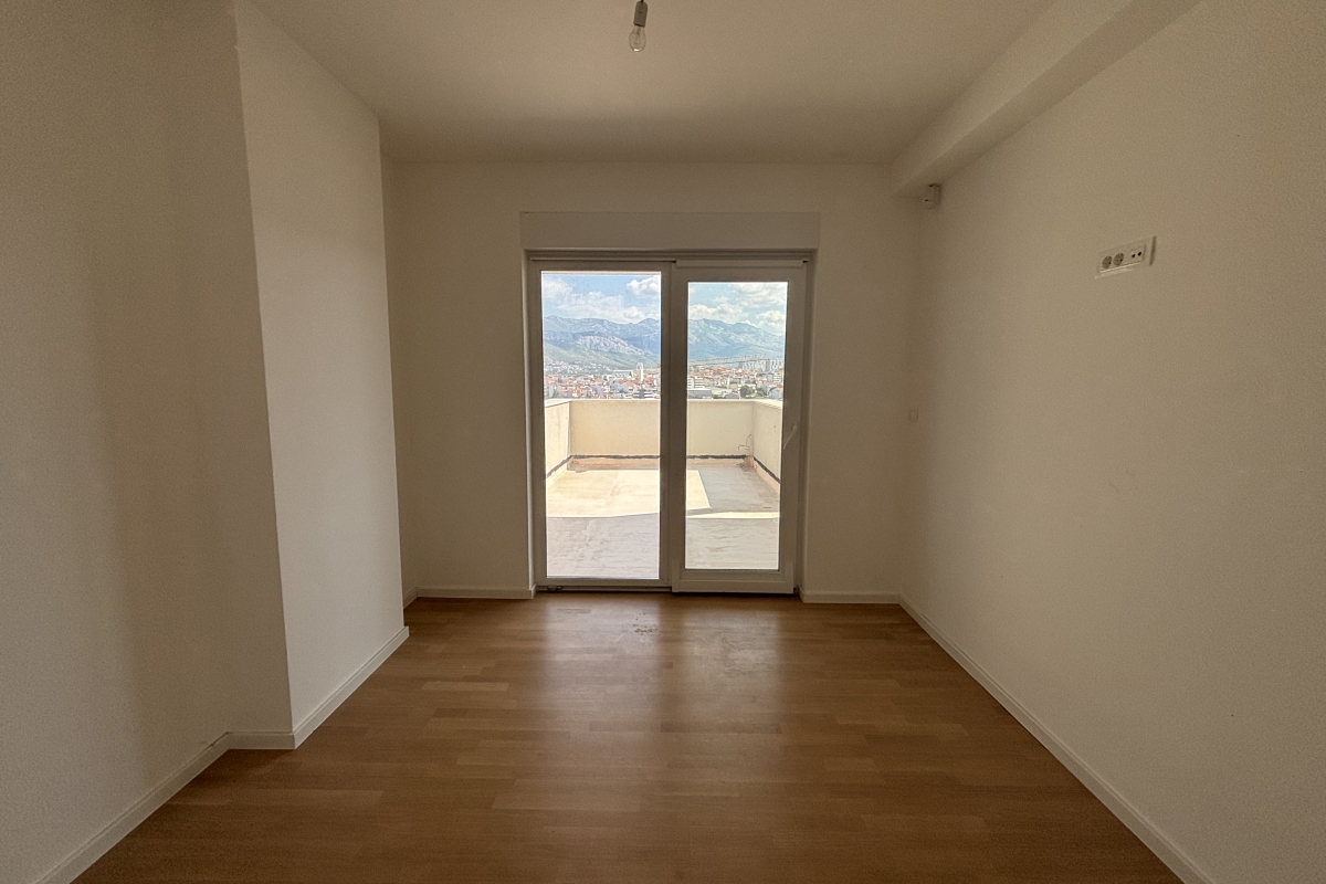 Attico in un nuovo edificio con ampia terrazza