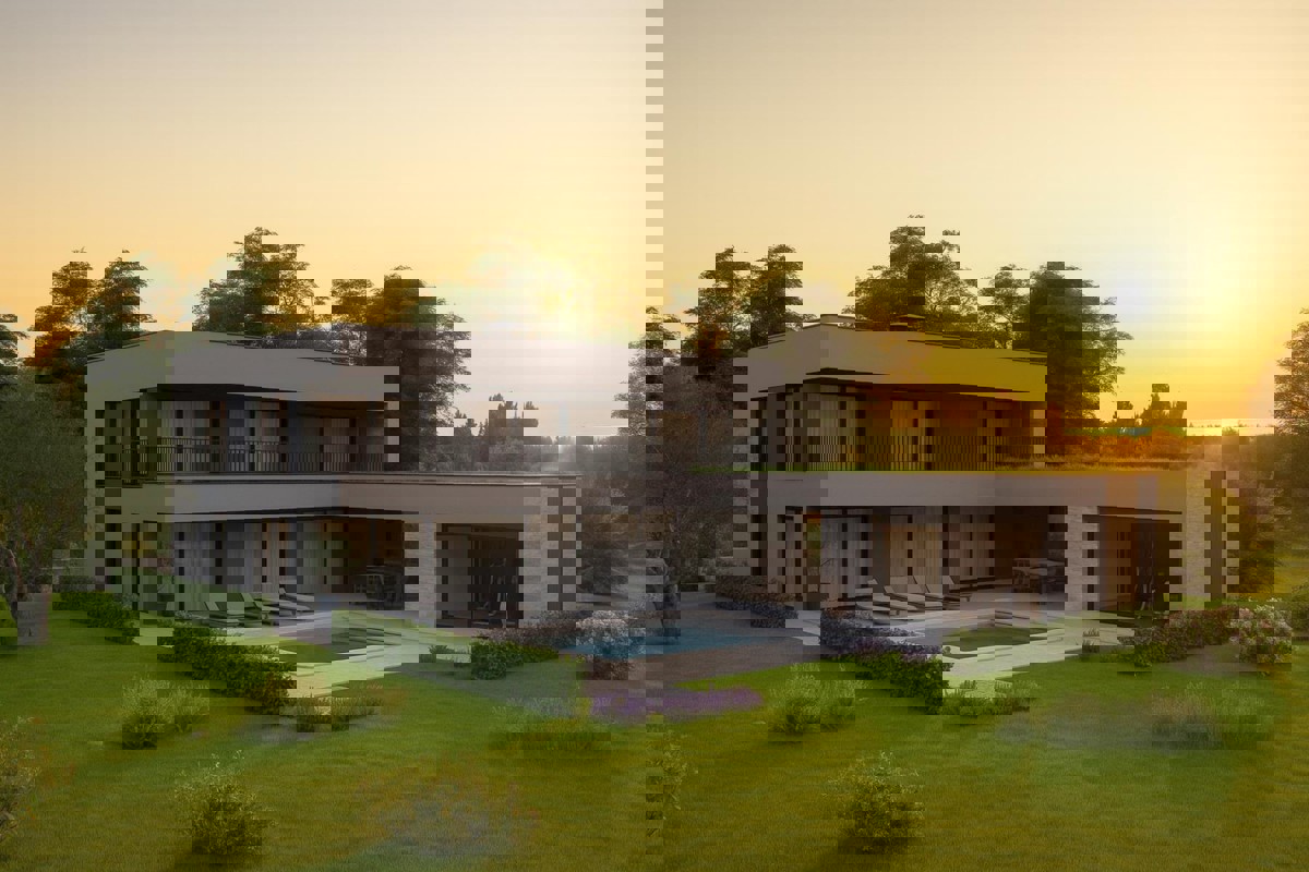 Villa di lusso con piscina e terrazza panoramica vicino al mare