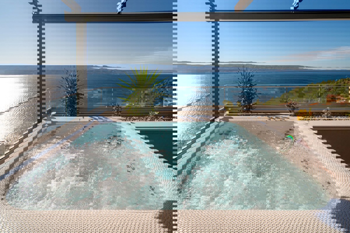 Villa moderna con vista panoramica sul mare