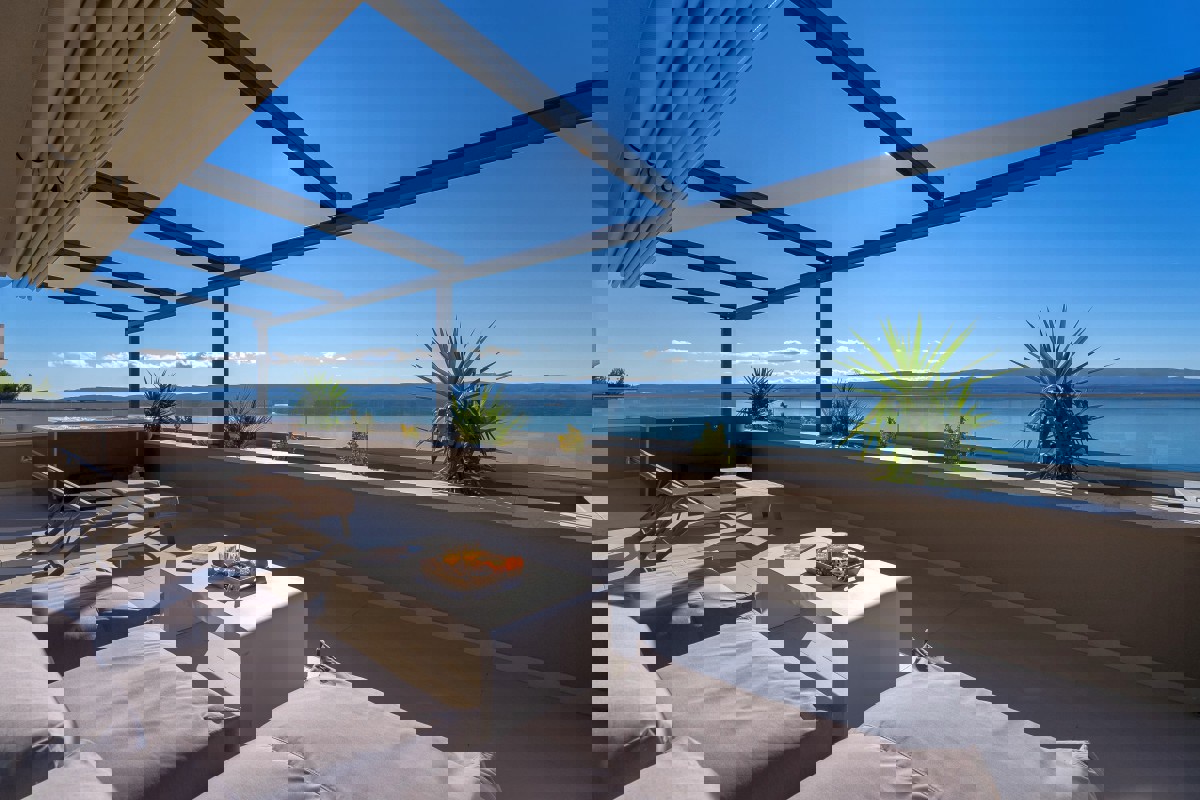 Villa moderna con vista panoramica sul mare