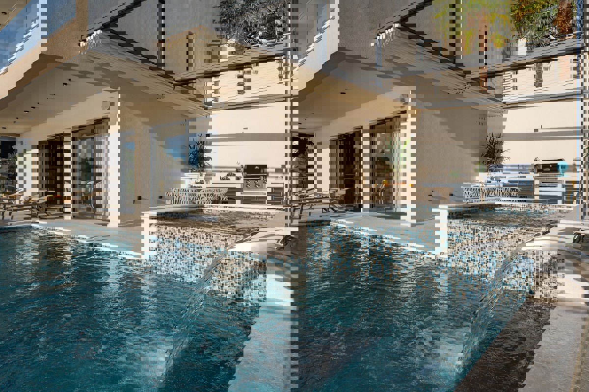 Villa moderna con vista panoramica sul mare