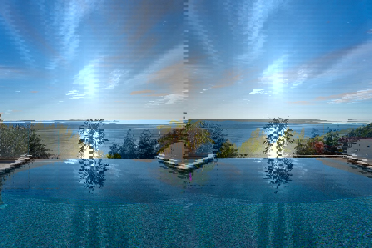 Villa moderna con vista panoramica sul mare