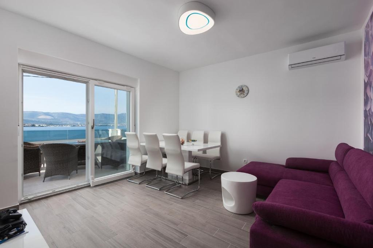 Moderno condominio in prima fila sul mare