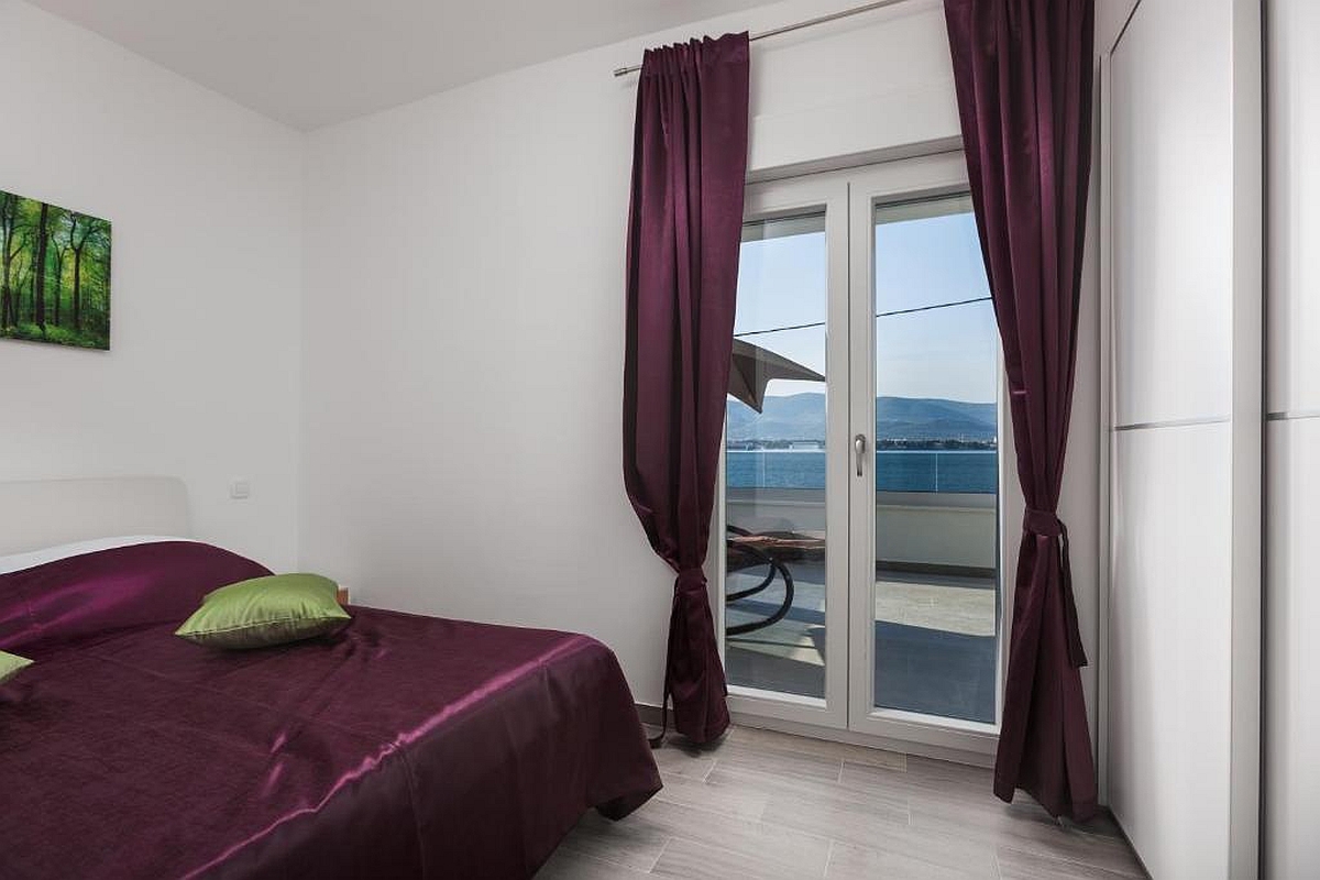 Moderno condominio in prima fila sul mare