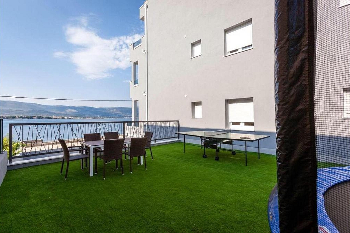 Moderno condominio in prima fila sul mare