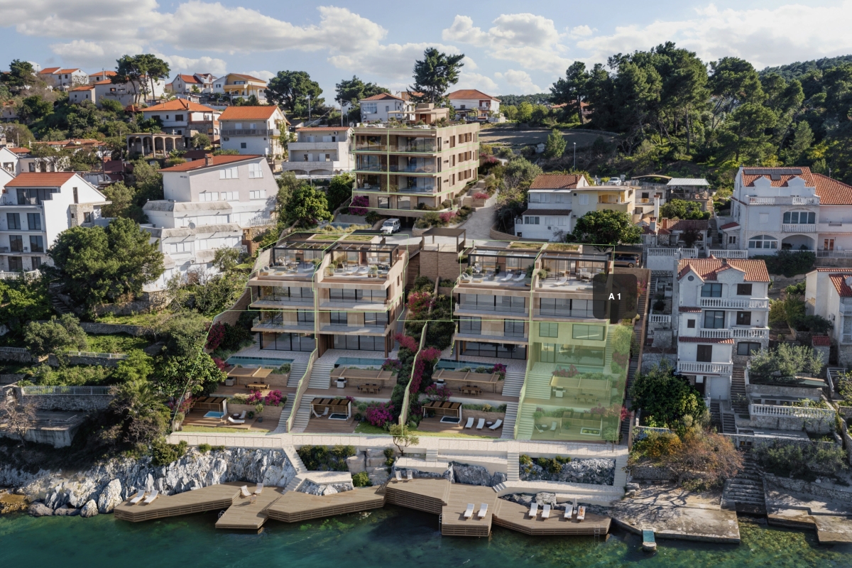 Lussuoso appartamento duplex in prima fila sul mare in posizione eccellente