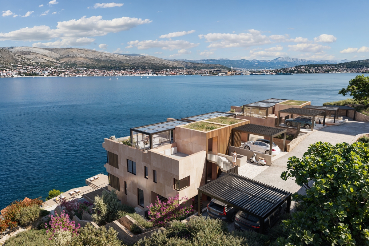 Lussuoso appartamento duplex in prima fila sul mare in posizione eccellente