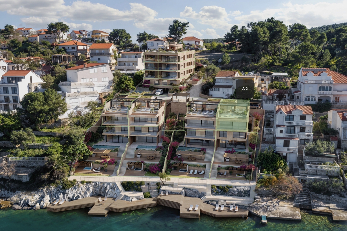 Straordinario attico con terrazza panoramica in prima fila sul mare