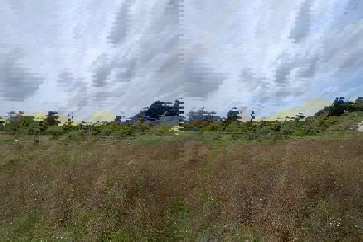 Terreno con progetto per una villa moderna con piscina